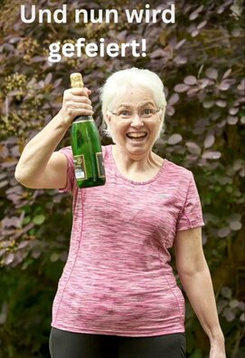 105 Kilometer geschafft Simone Fahning feiert den erfolgreichen Abschluss ihrer THE MAY50K-Challenge mit einer Flasche Sekt. Aus 50 geplanten Kilometern wurden am Ende 105 Kilometer für die MS-Forschung.